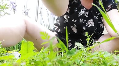 Nicoletta Public Garden Pissing Upskirt Extreme Public Flashing Desperation Gushing