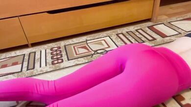 Fit Babe Destroyed By Stretching In Hot Pink Leggings