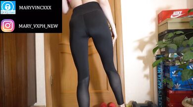Amateur brunette fitness babe destroys her perfect ass with intense workout sport bra