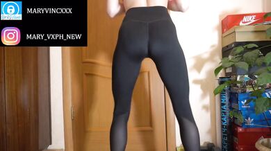 Amateur brunette fitness babe destroys her perfect ass with intense workout sport bra