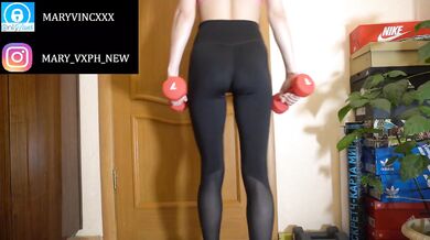 Amateur brunette fitness babe destroys her perfect ass with intense workout sport bra