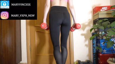 Amateur brunette fitness babe destroys her perfect ass with intense workout sport bra