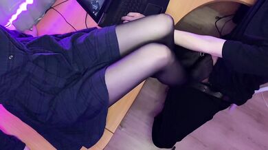 Cumshot on slender legs
