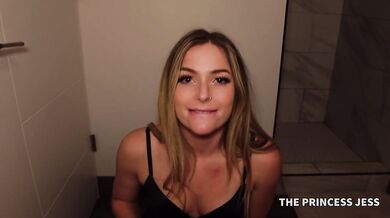 I gave my Tinder date a facial at the Halloween party