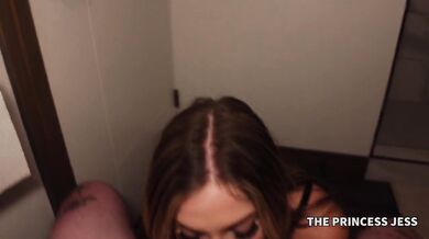 I gave my Tinder date a facial at the Halloween party