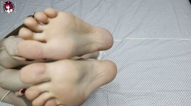 THE BLONDE JERKS OFF HER PUSSY BEFORE GOING TO BED AND CUMS FROM HER FINGERS