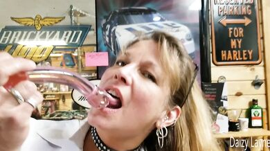 Mature Daizy Layne Fucking and Spanking Her Pussy Until She Squirts!
