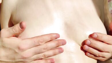 Massage til hendes ømme brystvorter / smukke bryster