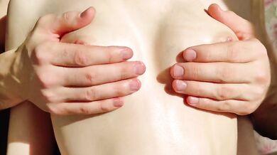 Massage til hendes ømme brystvorter / smukke bryster
