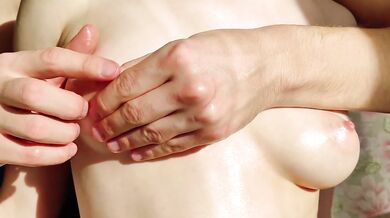 Massage til hendes ømme brystvorter / smukke bryster