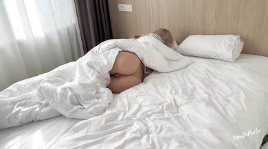 Stepbrother jerked off on the ass of his Stepsister, but could not resist and fucked her! Creampei