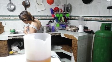 ME PONGO CACHONDA Y ME FOLLO AL PLOMERO