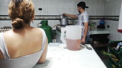 ME PONGO CACHONDA Y ME FOLLO AL PLOMERO