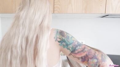 FUCKED A HOT BLONDE DOggystyle IN THE KITCHEN - Leah Meow