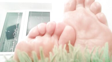 What do you think about feet and Jerk Off Instruction game in the same time? Arya Grander