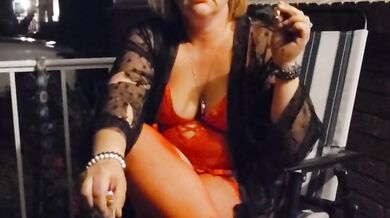 Cum smoke with me while I rub my sore body with some vibes!