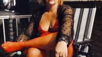 Cum smoke with me while I rub my sore body with some vibes!
