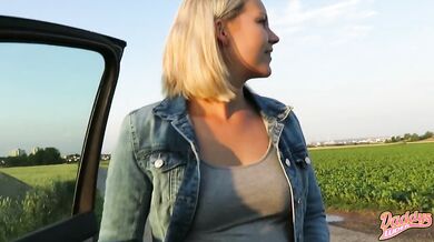 OUTDOOR-FICK vor Frankfurter Skyline