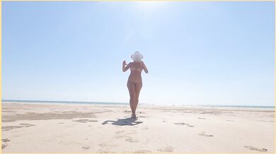 Exhibitionist Wife Beach Voyeur 4k Fully Nude Wifey Does - OF @wifeydoespremium