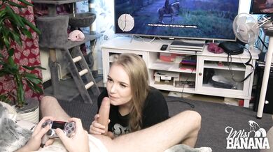 He tries to play RDR2 while she plays with his cock!