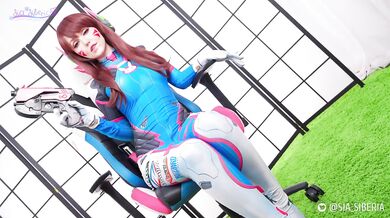 Overwatch D.Va trains her holes Sia Siberia