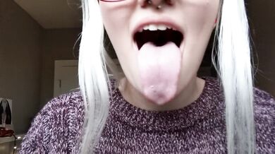 super sexy up close mouth tongue & spit play