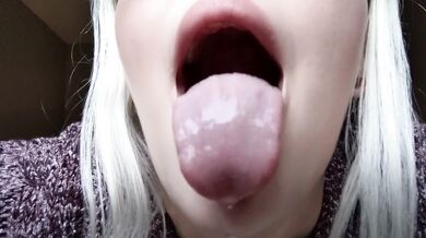 super sexy up close mouth tongue & spit play