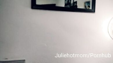 ma belle-mère donne une leçon de pipe à son amie avec 