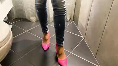 Desperate Pee in my Jeans next he Pee on Me and on end give him BlowJob with Cum on me