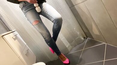 Desperate Pee in my Jeans next he Pee on Me and on end give him BlowJob with Cum on me