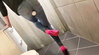 Desperate Pee in my Jeans next he Pee on Me and on end give him BlowJob with Cum on me