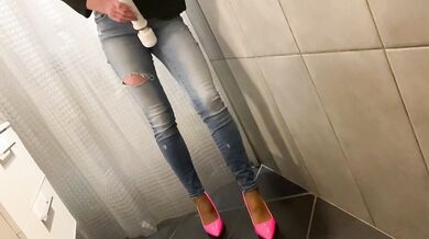 Desperate Pee in my Jeans next he Pee on Me and on end give him BlowJob with Cum on me