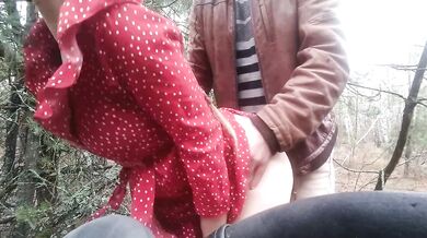 I went to pee in the forest and got hardcore fisting and creampie (Public fisting)