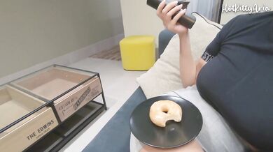 Latina rubia decide jugar haciendo una mamada y disfruta moviendo sus grandes tetas y follando