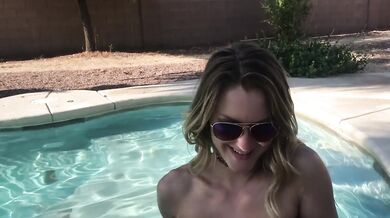 Toplees blowjob in the pool