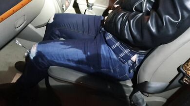Girl totally pisses her blue jeans in public! couldnt hold it!