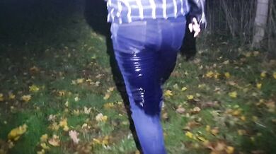 Girl totally pisses her blue jeans in public! couldnt hold it!