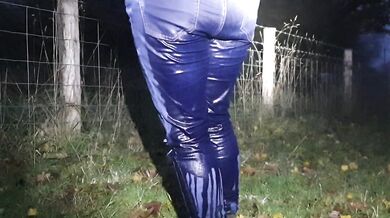 Girl totally pisses her blue jeans in public! couldnt hold it!