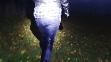 Girl totally pisses her blue jeans in public! couldnt hold it!