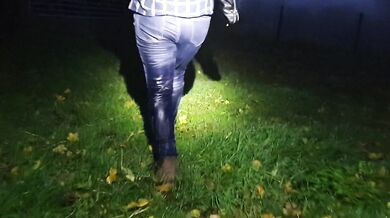 Girl totally pisses her blue jeans in public! couldnt hold it!