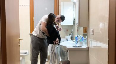 La fidanzata di mio fratello si chiude in bagno e vuole che la scopo. Dialoghi italiano. Ankle socks