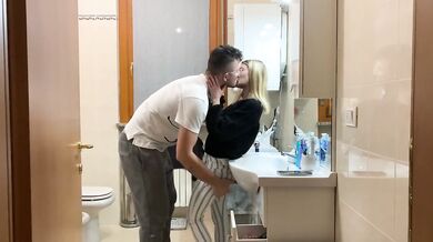 La fidanzata di mio fratello si chiude in bagno e vuole che la scopo. Dialoghi italiano. Ankle socks