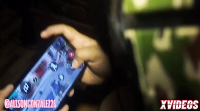 MI HERMANASTRA JUEGA VIDEOJUEGOS Y YO JUEGO CON SU CULO