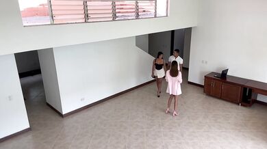Wife caughts real state agent fucking her husband while showing the house