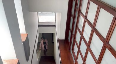 Wife caughts real state agent fucking her husband while showing the house