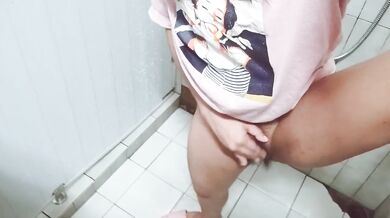 Thai  เด็กไทยเล่นหีในห้องน้ำ
