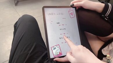在一家咖啡馆里，一个坏女人让她点餐，然后她就被榨干了