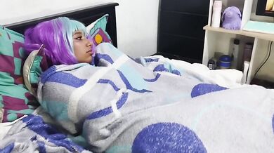 encuentro a mi compañera de cuarto viendo porno y masturbandose y me pongo caliente
