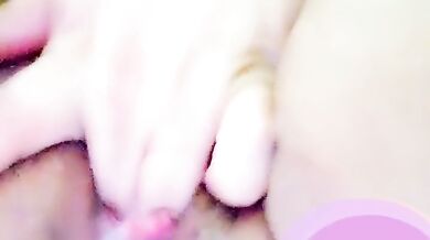 ひとりえっち7 おふろでひとりえっち。指を入れてぐちょぐちょに濡れたまんこみるく出しながらかき回し、潮吹き。