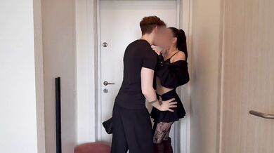 Сводная сестра пришла в мини юбке, не удержался и отшлёпал её, кремпай в финале